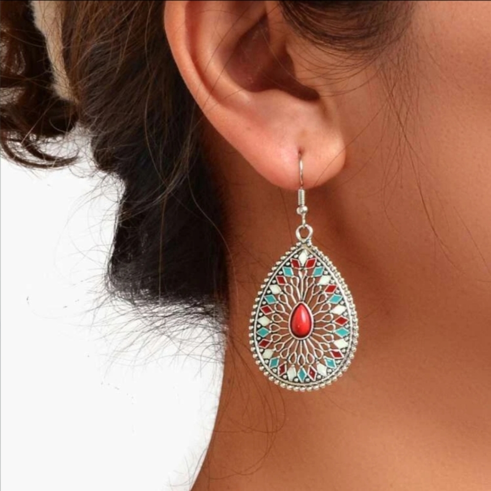 Hollow Out Water-Drop Earrings - Picture 2 of 4